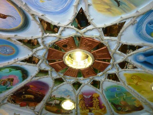 Deckengestaltung: Die braunen Täfelchen zeigen die Weltwunder. Das 8. Weltwunder ist die Iserhatsche. Das große stilisierte I mit dem Herz ist das Erkennungszeichen der Iserhatsche.