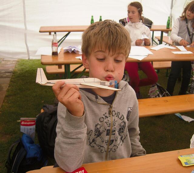 Es wurden auch Holzflugzeuge gebastelt