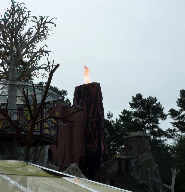 Es gibt auch einen feuerspeienden Vulkan.