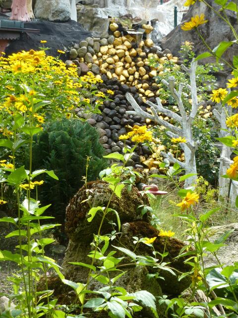 Vergoldete Steine im Märchenpark