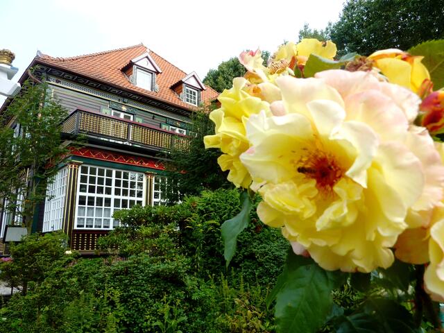 Durch die Blume gesehen: Prächtige Fassade der Jagdvilla