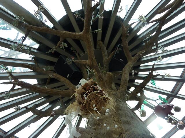 Das Dach symbolisiert ein Spinnennetz. Deshalb heißt dieser Raum "Arachnerie".