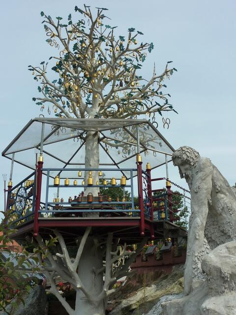 Der Riese bewacht vergoldete Gewichte und Hufeisen.