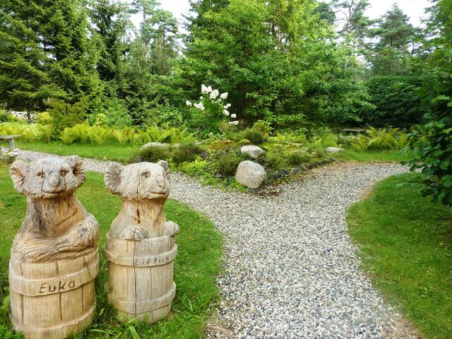 Das nette Duo ist aus Holz.