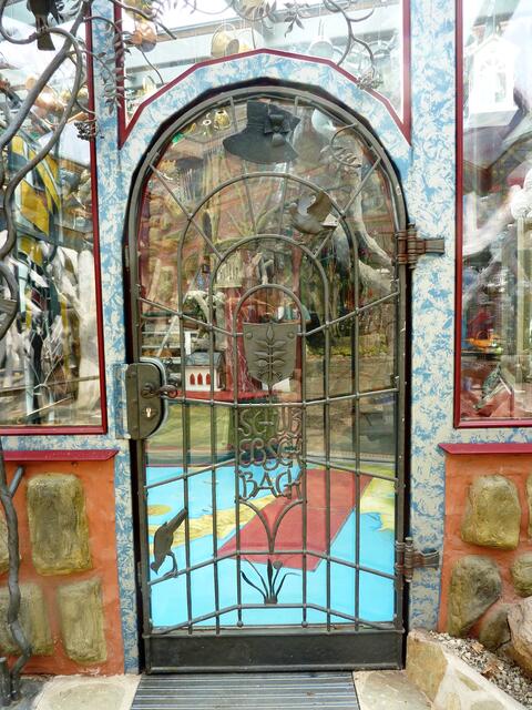 Tür mit dem Ebereschen-Wappen der Besitzer