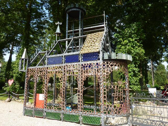 Dieses "Gebäude" besteht aus Hufeisen und Flaschen.