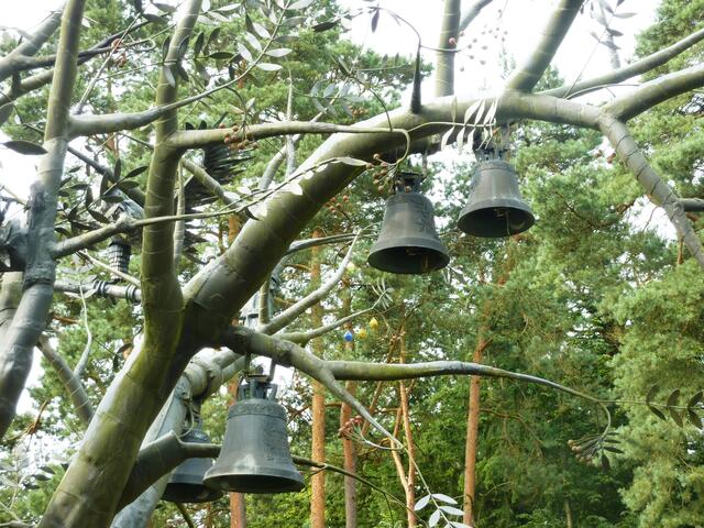 Der "Ebereschen-Eisen-Glocken-Baum"