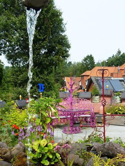 Blick vom Brunnen zur Jagdvilla