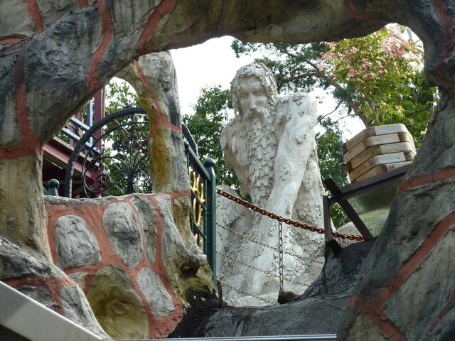 Ein Riese schaut auf uns herab.