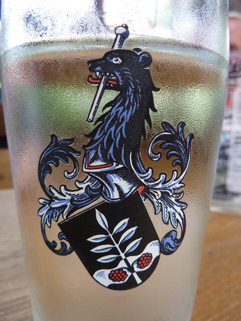 Das Wappen der Familie Schulz-Ebschbach findet sich auch auf Gläsern.