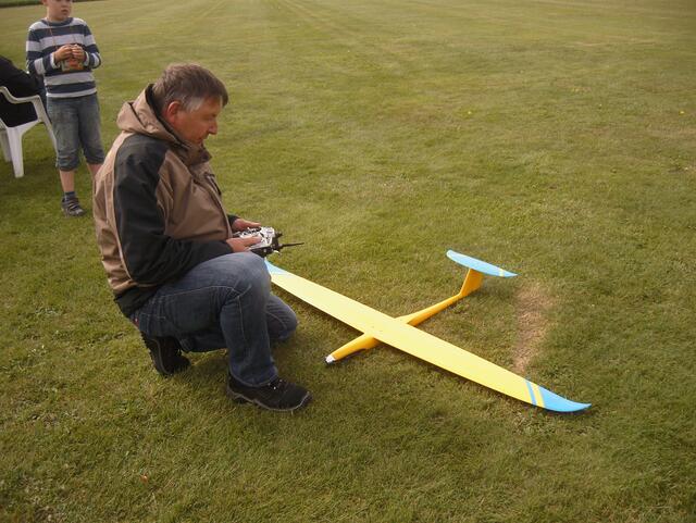 Carsten Wagener präsentiert sein Segelflugmodell