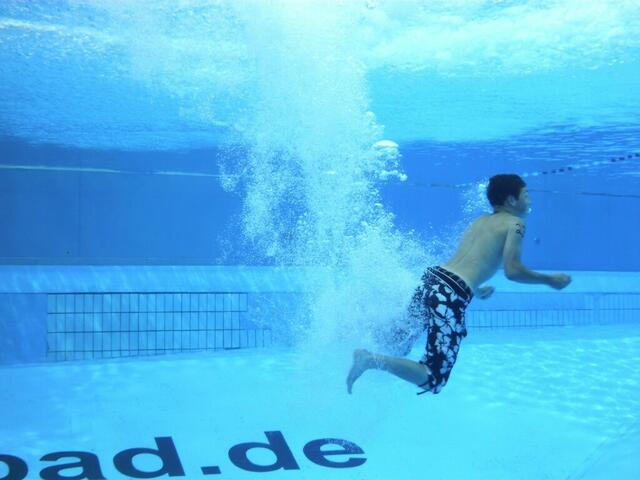 Turmspringen „Zehnertotal“ am 26. August 2012 im Freibad der Genossenschaft Hänigsen. Foto: Taucher der Abteilung Tauchen im TSV Friesen Hänigsen.