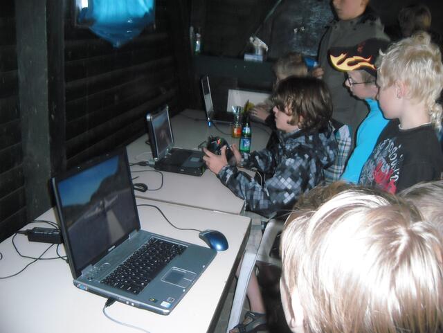 Die Jungen am Flugsimulator