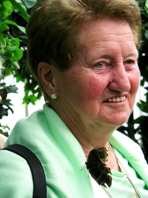 Elfriede Mayr mit echtem Schmetterlings-Schmuck