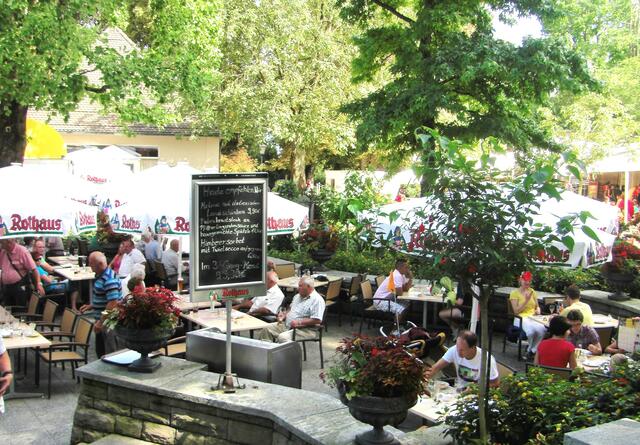 Herrlicher Biergarten bei der Schweden-Schänke