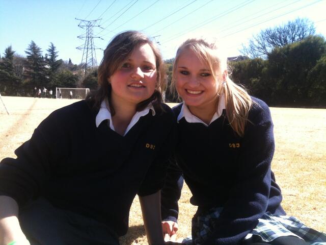 Paulina und Kyra eine Schulkameradin aus Südafrika in ihrer Schuluniform.