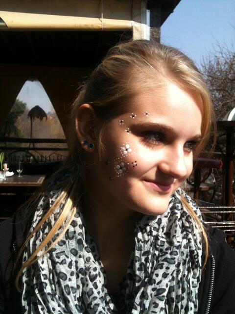 Kyra wurde in einem afrikanischen restaurant bemalt.