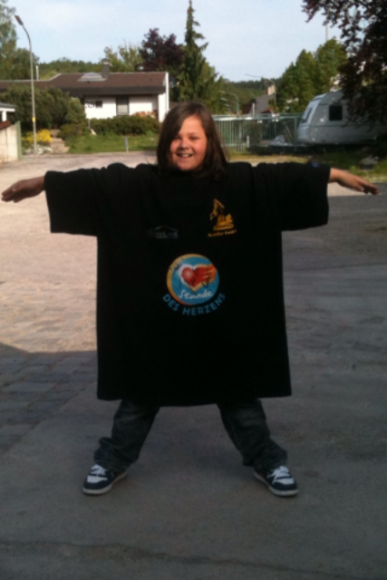 versteigert wird dieses handsignierte T-Shirt von Jumbo Schreiner und Tina Schüßler für die Kinderhilfsorganisation Stunde des Herzens / Event Stadt Stadtbergen Stadtberger Stadtfest