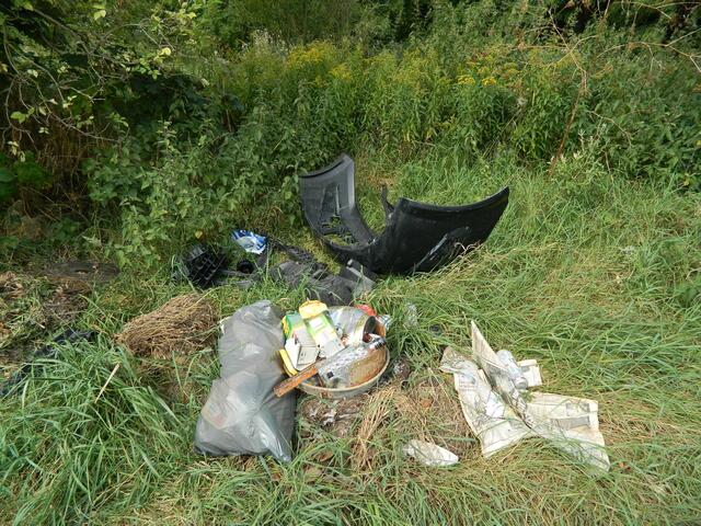 In der Nähe des Love-Mobils hat sich eine neue Entsorgungslandschaft gebildet.