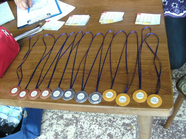 Die begehrten Medaillen der Altmerdingser Kinderolympiade 2012