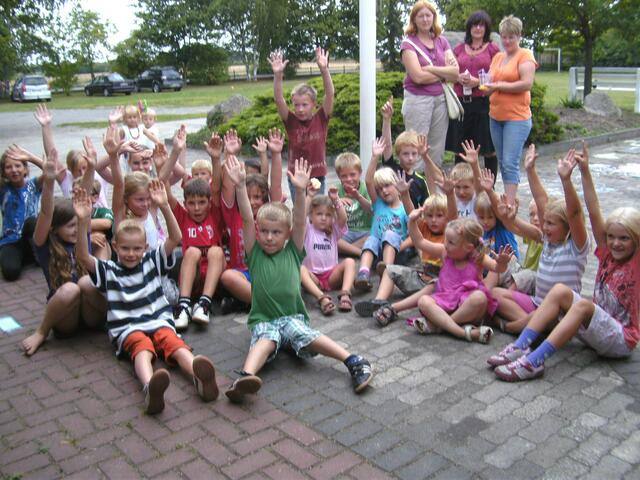Wem die Kinderolympiade gefallen hat, sollte jubeln und die Arme heben. Und schau an offensichtlich hat es ihnen gefallen....