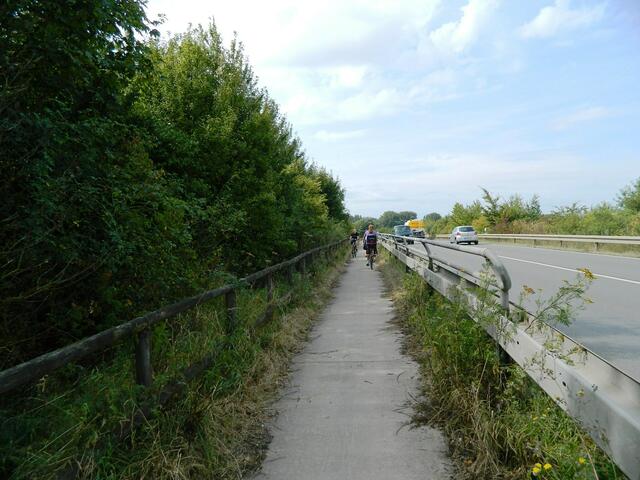 Auf der B443 Brücke über die B3 wird es noch einmal eng.