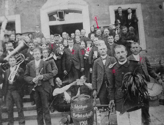 1901 Schützengilde - Das älteste bekannte Foto der Landauer Schützengilde 1517. Die lockere Runde, zeigt in der Mitte des Bildes Schützenkönig Leonhard Rohde mit Königshut, rechts neben ihm Heinrich Meier (Dippelmeier), der Trommler rechts ist wohl Heinrich Schulze und vorn mit Säbel und Zweispitz Adjudant Konrad Tönges