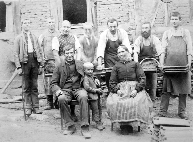 1886 Ziegelei - sitzend Philipp und Friederike Hamel (geb. Menkel) mit ihrem jüngsten Sohn Philipp.
Zweiter von links ist Heinrich Hamel, später Ortsdiener