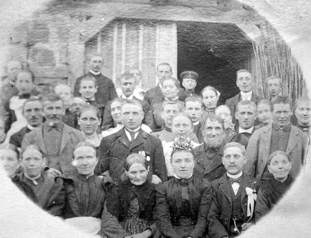 3./4. Mai 1902 - Hochzeit von Heinrich Christian und Elise Stietz (geb. Öhl )
Seine Eltern Heinrich (mit Vollbart) und Wilhelmine Stietz (geb. Geißelmann, links neben der Braut), der Vater der Braut starb bereits 1882, rechts Mutter Marie Oehl (geb. Drude)