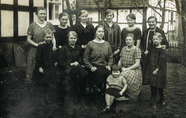 1927 Winternähkurs - mit Karoline Horchler (geb. Figge), in der Mitte sitzend, vorn links Lina Horchler, …….., rechts stehend Friederike Horchler, Kind vorn Luise Rettberg