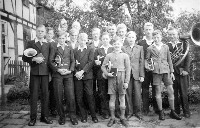 1938 Posaunenchor - gegründet von Heinrich Trinter, hier 1942
von links: Heinrich Herbold, Herbert Isenberg, Heinrich Göbel, Erich Hasenschar, H.Trinter mit Enkelin und Pfarrerstochter Hiltrud Möller auf dem Arm, Karl Trotte, Karl Heinrich Merten, Günter Horstmann, Pfarrer Ernst Möller, Fritz Liese, Erich Schäfer, Walter Rettberg, Willi Frede, Karl Murk, Wilhelm Rettberg