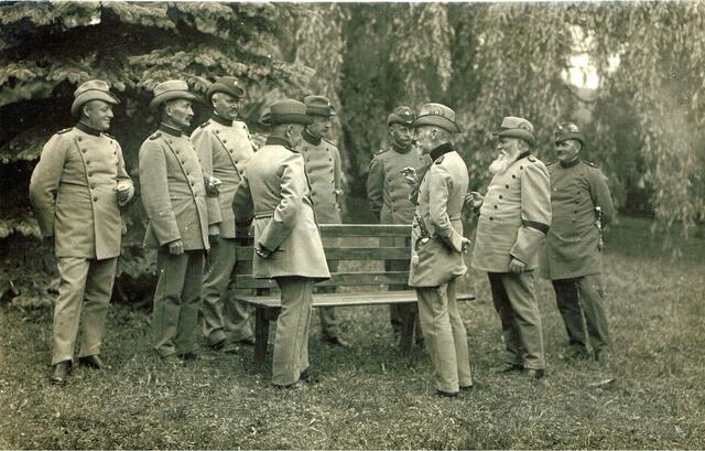 1932 - Die Beamten der fürstl. waldeckischen Oberförsterei Landau.  Von links: Forstaufseher Johann Heinrich Martin Wilke, Forstaufseher Friedrich Lüttecke (Schmillinghausen), Förster Simshäuser, Förster Karl Friedrich Viering, Förster Friedrich Wilhelm Wittmer (Forsthaus Bühle), Revierförster Heinrich Karl Schäfer, fürstlicher Oberförster Rudolf Pook, Förster Valentin und Revierförster Anwärter Karl Wilhelm Ludwig Koch (aus Volkhardinghausen)