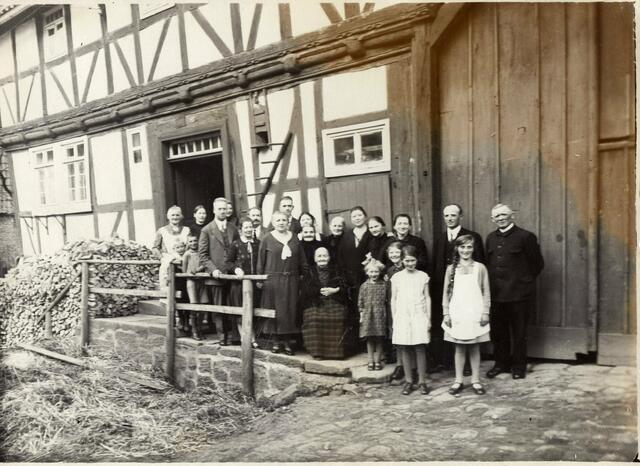 1931 - der 75. Geburtstag von Wilhelmine Müller (geb. Hesselbein), der Witwe des Stadtschreibers in der Mittelstrasse, Ecke Kreuzgasse. Mit dem Geburtstagskind (sitzend) feiern (von links):
Wilhelmine Träbing (geb. Hesselbein), …..(kleiner Junge), Arthur Träbing, ………….., Heinrich Höhle, ………, Wilhelmine Höhle, ………., ……….., ………., ………, …….., Marie Küthe (Reuterküthe), ………, ………, Marie Hesselbein, Hermine Hesselbein, ………, Hildegard Höhle,………, Minna Träbing, Friedrich Hesselbein