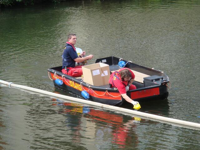 Die Siegerente wird aus dem Wasser gefischt