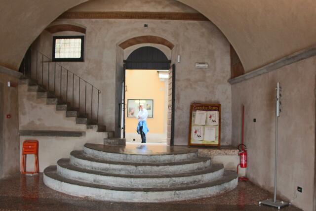 nun gehts durch die Halle wieder hinaus