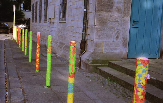 Bunte Poller am Kreuzkirchhof