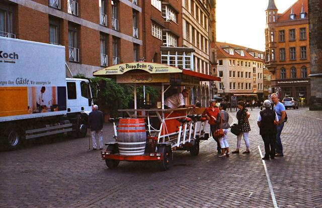 Dies skurrile Gefährt wird wohl mal ein Arbeitsplatz der Donnerstagsrunde ;-)