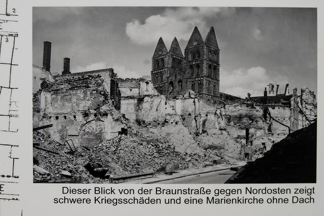 Ausstellungsfoto: Auf diesem Areal wurde nach Kriegsende die Dorothea-Schlözer-Schule errichtet.