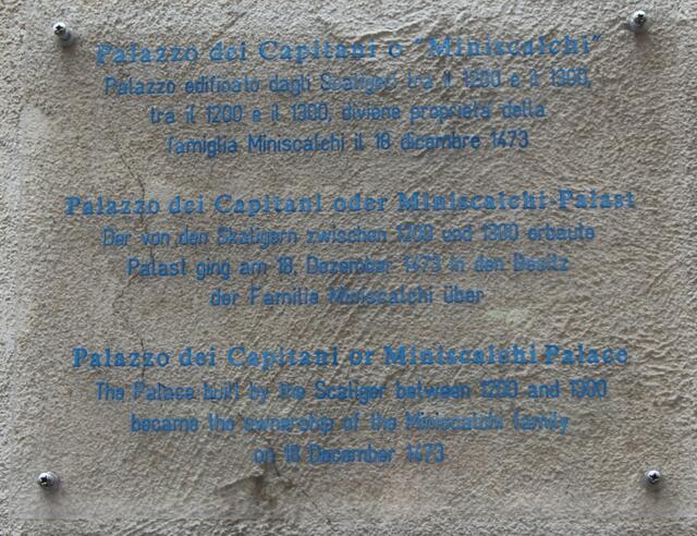 Links am Eingangstor an der Wand und drauf steht: Palazzo dei Capitani oder Miniscalchi-Palast - Der von den Skalingern zwischen 1200 und 1300 erbaute -  Palast ging 18. Dezember 1473 in den Besitz - der Familie Miniscalchi über