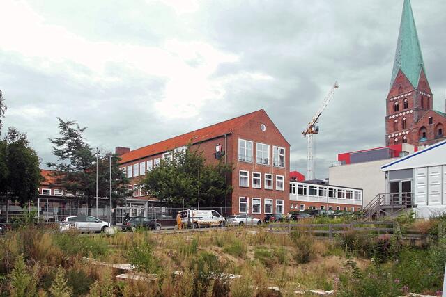 Der Abriss der Hanse-Schule (Bildmitte) wird voraussichtlich ab März 2013 erfolgen.
Nach dem Abtragen des Bauschutts wird das Grabungszelt auf das Gelände der Hanse-Schule umgesetzt.