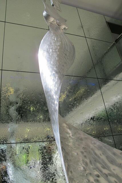 Kunst und Wasserwand