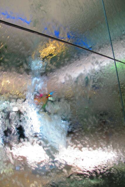 Die berühmte Wasserwand der Wandelhalle.