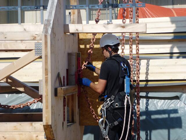 Die Vorbereitungen für den "Aufstieg" des Holzgerüstes laufen