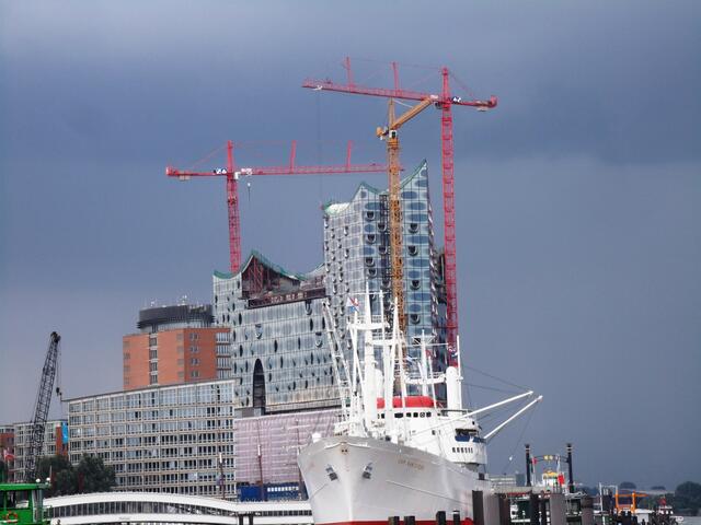 Die Elbphillharmonie mit der Cap Sandiego davor vom Wasser aus gesehen