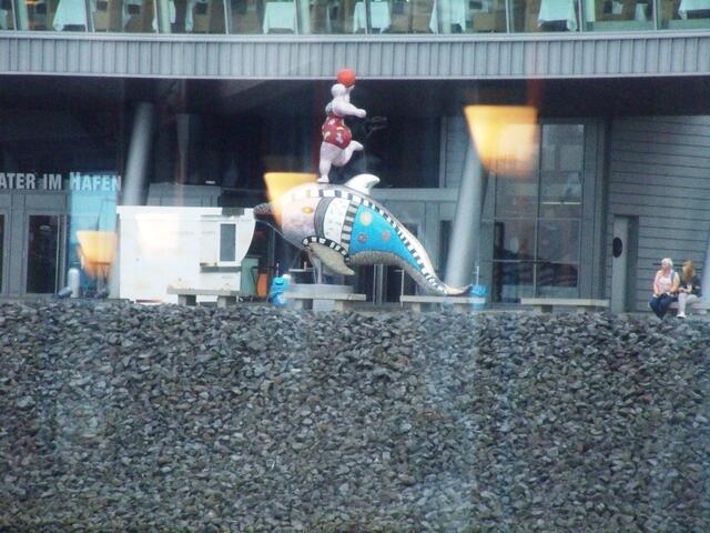 Eine Nana Statue (bekannt auch aus Hannover) am Musical Theater "König der Löwen"