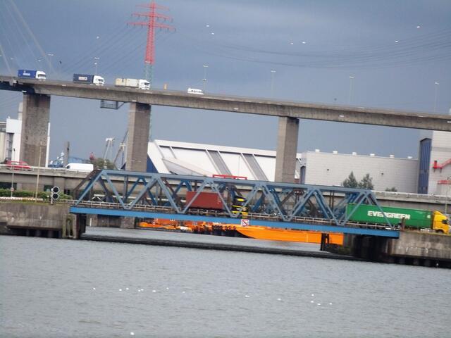 Hier sieht man mal, wie hoch das Wasser steht, wenn Hochwasser im Hafen ist