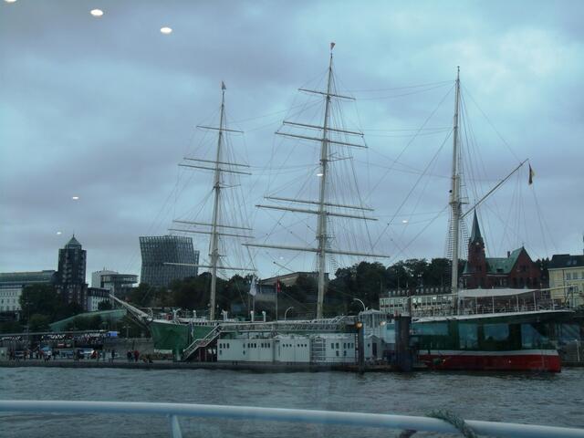 Die Rickmer Rickmers vom Wasser aus gesehen