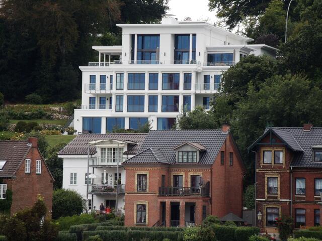 Alt (vorne) trifft Moderne (im Hintergrund)