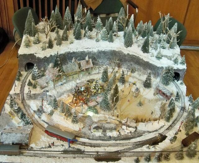 eine Anlage mit Winterlandschaft