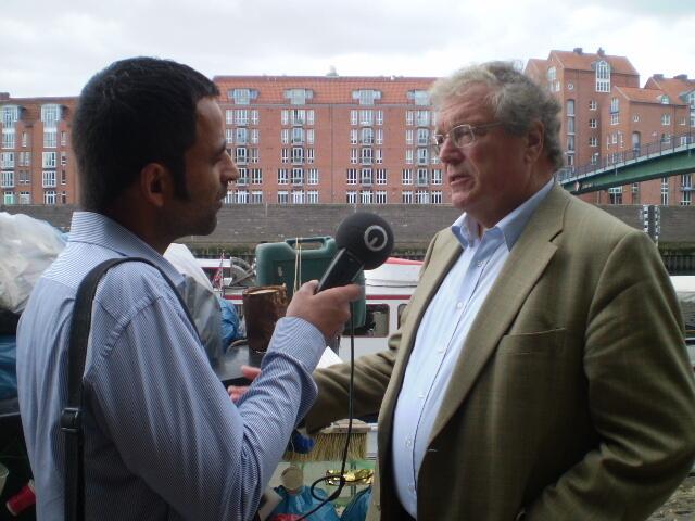 BUND-Aktion an der Weser in Bremen am 5. September 2012: Herr Hubert Weiger (r.) beim Interview